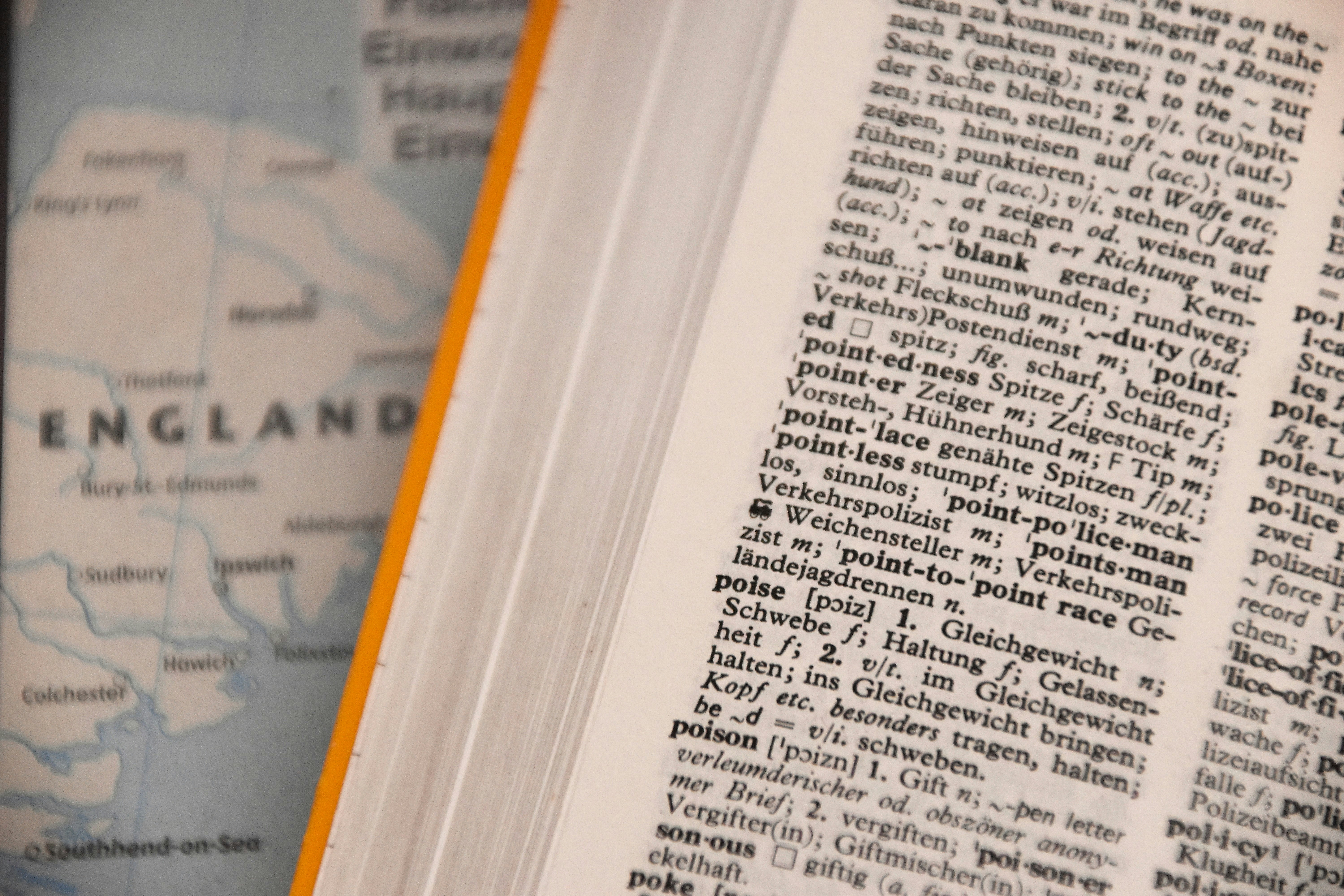 Picture 3: A dictionary, each word refers to other entries. A Chinese dictionary without translations leaves the user in a loop of Chinese definitions.